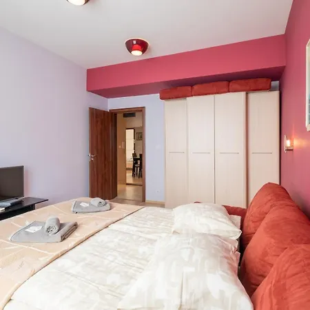 Charming Flat On The Theatre Street Of Apartmán Sofie