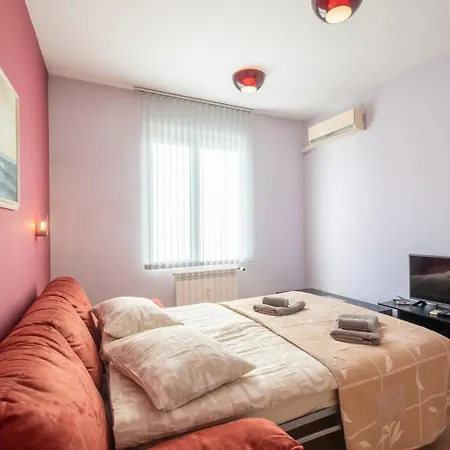 Charming Flat On The Theatre Street Of Apartmán Sofie